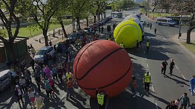 Bolas gigantes marcam abertura dos Jogos Olímpicos da Juventude