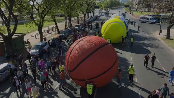 Bolas gigantes marcam abertura dos Jogos Olímpicos da Juventude Bolas gigantes marcam abertura dos Jogos Olímpicos da Juventude