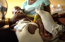 Ebola virüsü hastalığı tarihe karışabilir mi? Sierra Leone'de aşı kampanyası