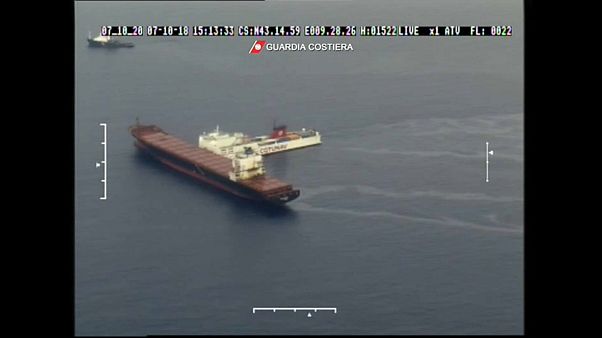Πετρελαιοκηλίδα μετά τον εμβολισμό κυπριακού πλοίου Πετρελαιοκηλίδα μετά τον εμβολισμό κυπριακού πλοίου