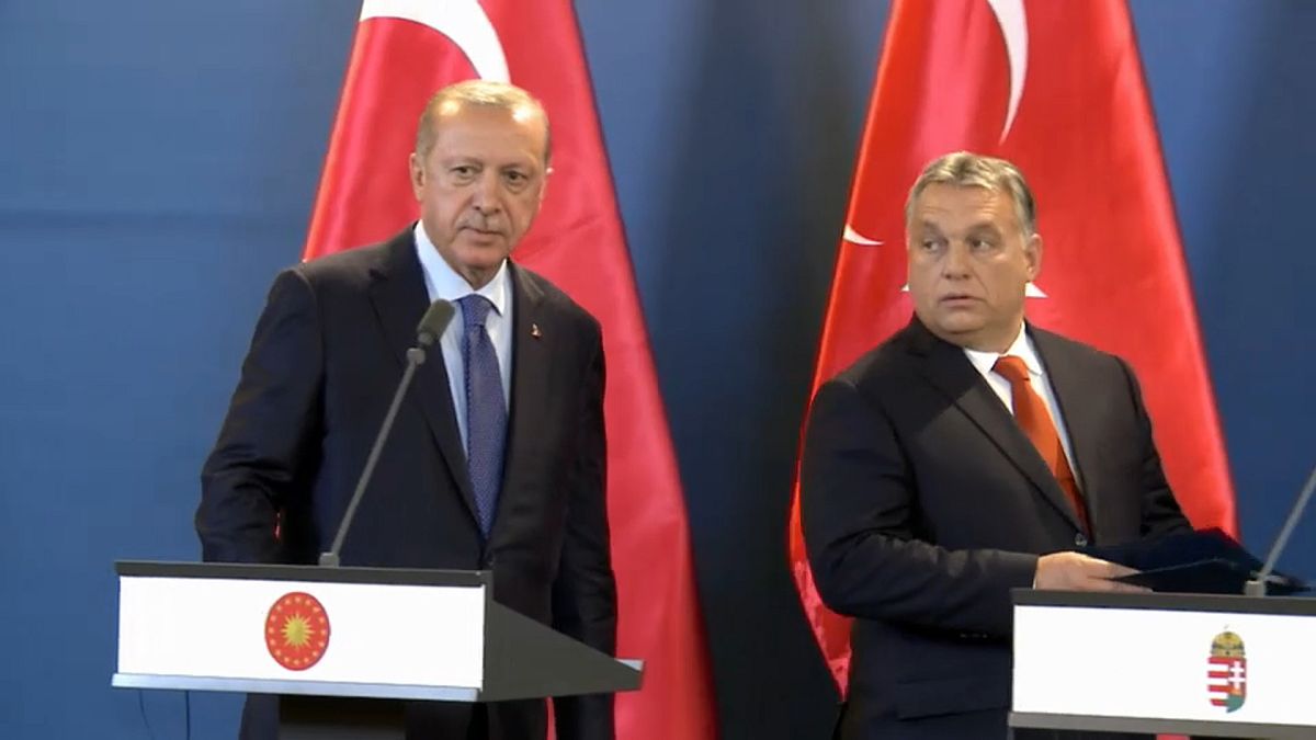 Orbán recebe Erdoğan em "ambiente tranquilo"