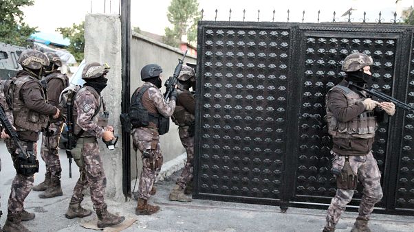 9 ilde eş zamanlı düzenlenen operasyonlarda 90 kişi gözaltına alındı 9 ilde eş zamanlı düzenlenen operasyonlarda 90 kişi gözaltına alındı