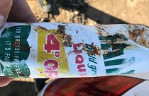 Recogen una botella de plástico intacta tras 50 años en el mar