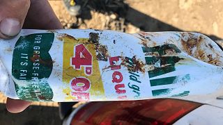 Recogen una botella de plástico intacta tras 50 años en el mar