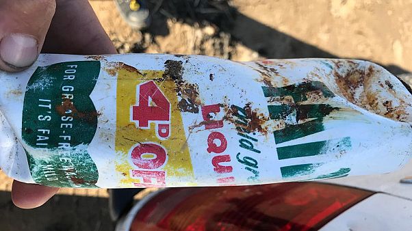 Recogen una botella de plástico intacta tras 50 años en el mar Recogen una botella de plástico intacta tras 50 años en el mar