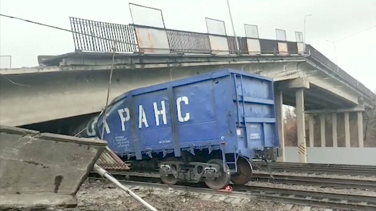 فرو ریختن بخشی از یک بزرگراه در روسیه بر روی خطوط آهن