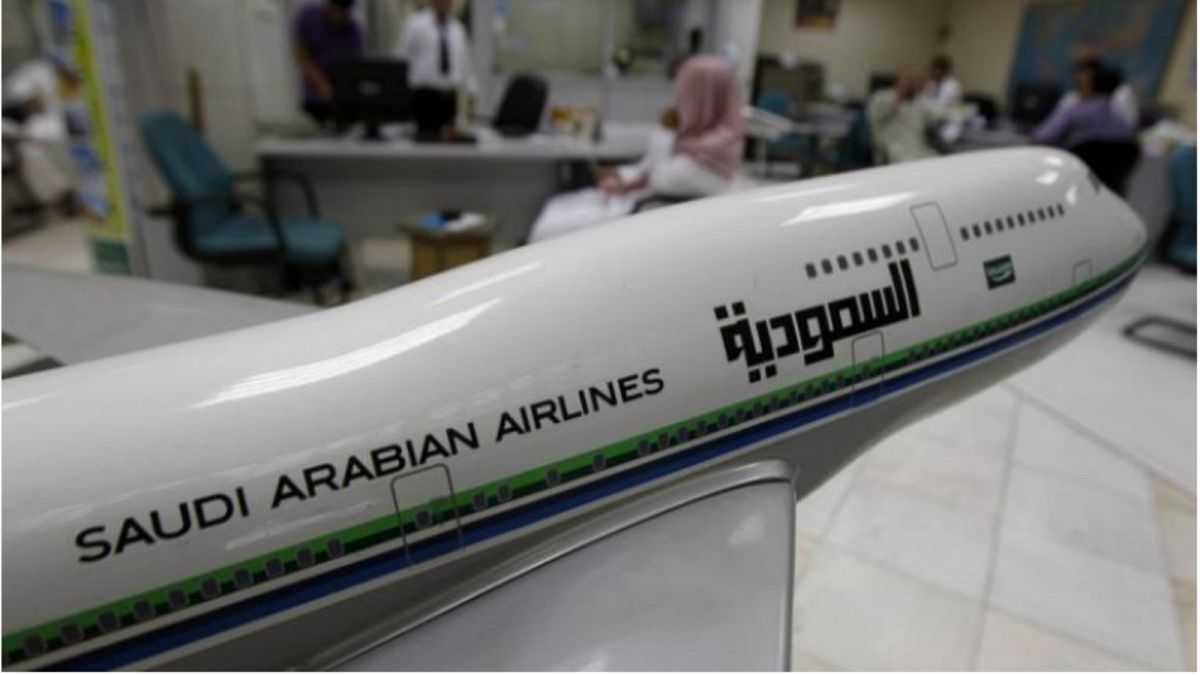 "السعودية" للطيران ترفض ركوب مسافر على متن إحدى طائراتها والسبب.. سرواله القصير!