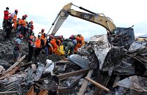 شاهد: عمليات انتشال ضحايا زلزال إندونسيا من تحت أنقاض المباني المدمرة