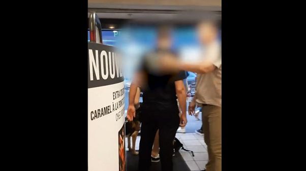 Fransa'da görme engelli bir kişi rehber köpeğiyle alışveriş yaptığı marketten atıldı Fransa'da görme engelli bir kişi rehber köpeğiyle alışveriş yaptığı marketten atıldı