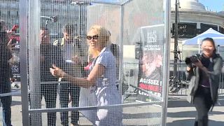 Pamela Anderson se enjaula en París para denunciar la cría de animales
