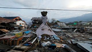ارتفاع ضحايا تسونامي وزلزال إندونيسيا إلى 2045 قتيلا