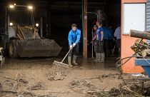 شاهد: لاعب التنس نادال يشارك بتنظيف شوارع مايوركا بعد الفيضان