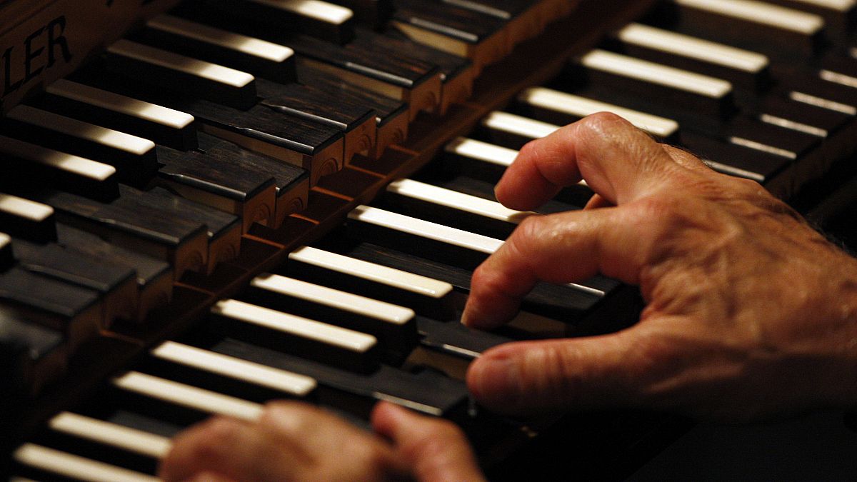 Zongorázással válthatja ki a börtönt egy sikkasztó volt kutató