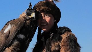 Video: Kazakların kartallarla avlanma geleneği Moğolistan'daki festivalde yaşatılıyor