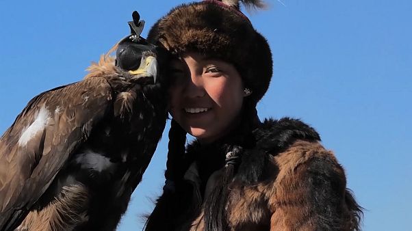 Video: Kazakların kartallarla avlanma geleneği Moğolistan'daki festivalde yaşatılıyor Video: Kazakların kartallarla avlanma geleneği Moğolistan'daki festivalde yaşatılıyor
