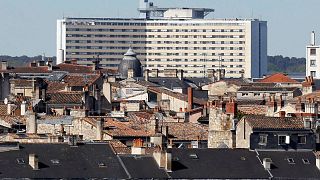 Le centre hospitalier universitaire de Bordeaux en arrière-plan