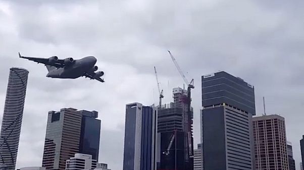 Avustralya hava kuvvetleri pilotundan korkutan uçak şovu Avustralya hava kuvvetleri pilotundan korkutan uçak şovu