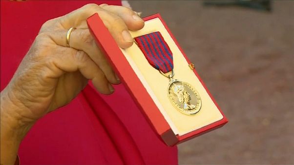Medalla al valor para el "héroe del monopatín" Medalla al valor para el "héroe del monopatín"