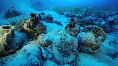 Descubren en el Egeo un cementerio de naufragios con ánforas históricas