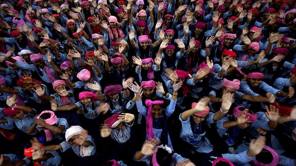 مجموعة من الطالبات يحتفلن باليوم العالمي للفتاة مجموعة من الطالبات يحتفلن باليوم العالمي للفتاة