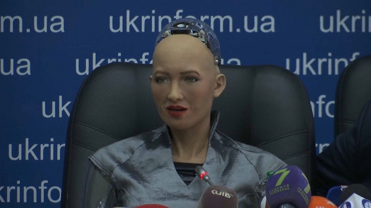 شاهد: الروبوت صوفيا تعقد مؤتمراً صحفياً في أوكرانيا وتلتقي رئيس الوزراء
