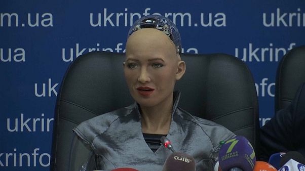 شاهد: الروبوت صوفيا تعقد مؤتمراً صحفياً في أوكرانيا وتلتقي رئيس الوزراء شاهد: الروبوت صوفيا تعقد مؤتمراً صحفياً في أوكرانيا وتلتقي رئيس الوزراء