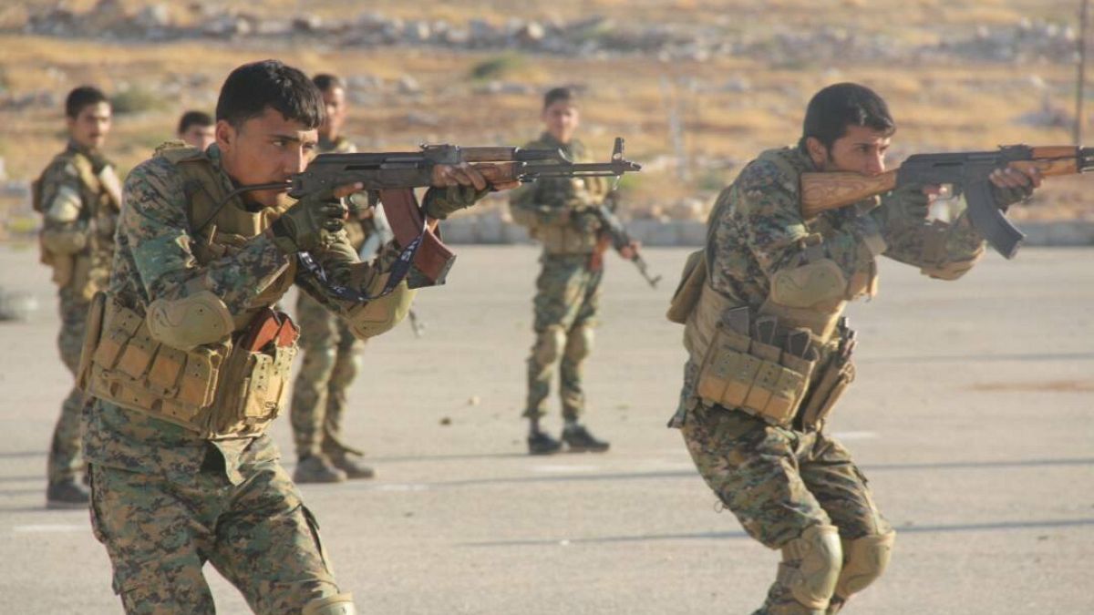 القوات الكردية تكشف عن اعتقال 900 مقاتل أجنبي مع "داعش"