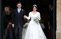 Dos jóvenes esperan frente al castillo de Windsor para el enlace real