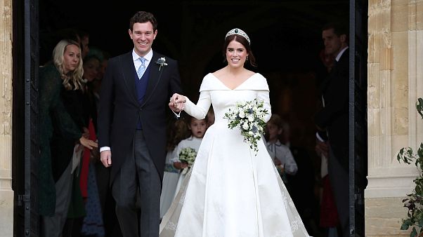 Dos jóvenes esperan frente al castillo de Windsor para el enlace real Dos jóvenes esperan frente al castillo de Windsor para el enlace real