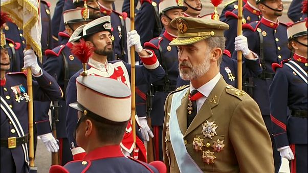 El duelo, algunos abucheos y la lluvia deslucen el desfile de la Fiesta Nacional en España El duelo, algunos abucheos y la lluvia deslucen el desfile de la Fiesta Nacional en España