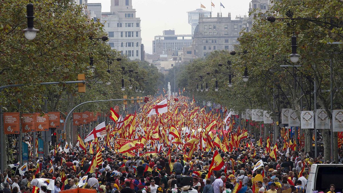 Una protesta "antifascista" intenta boicotear la marcha por la unidad de España en Barcelona