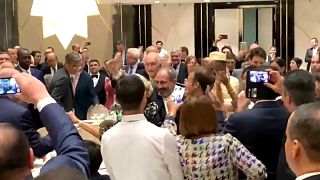 VİDEO - Macron ile Paşinyan Frankofoni Zirvesi'nde karşılıklı oynadı