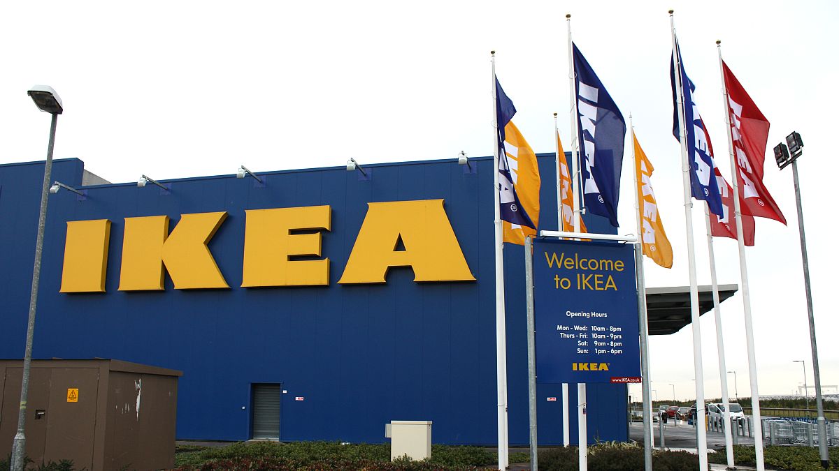 IKEA'dan kapak çalmakla suçlanan genç kızın gözaltına alınması tepki çekti