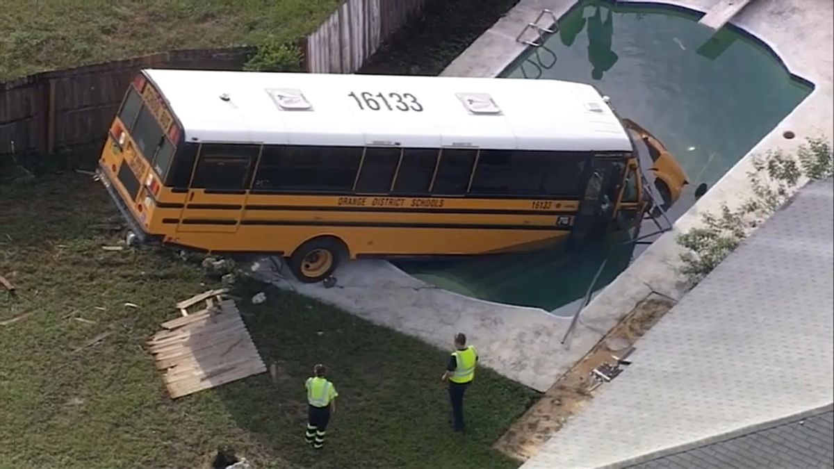 شاهد: حافلة مدرسية في فلوريدا تستحم في بركة سباحة منزلية 