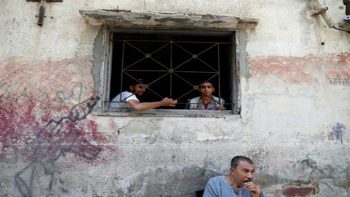 فلسطينيون في منزلهم في مخيم بمدينة غزة يوم 3 سبتمبر ايلول 2018