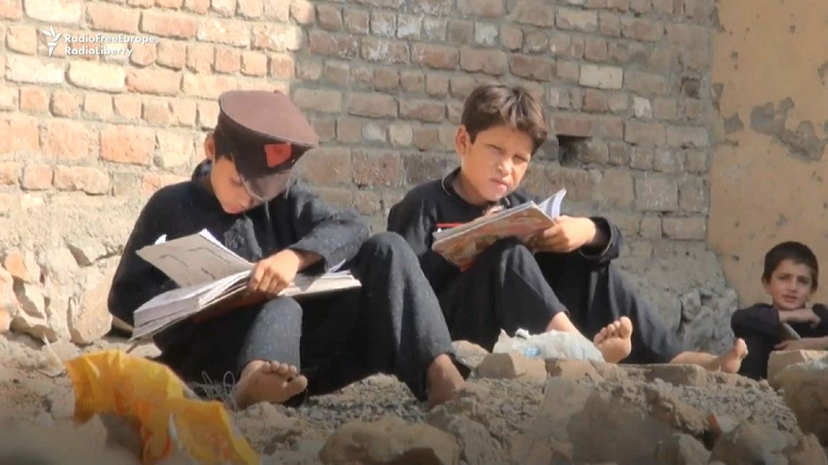 في باكستان.. قاعات دراسية بلا أسقف ولا مقاعد
