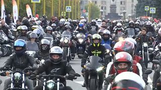 شاهد: 2000 دراج يستعرضون في موسكو والشرطة الروسية تشاركهم بحركات جريئة