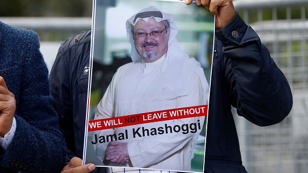 متظاهر يرفع صورة لخاشقجي أمام القنصلية السعودية في اسطنبول 5 -10-2018 متظاهر يرفع صورة لخاشقجي أمام القنصلية السعودية في اسطنبول 5 -10-2018
