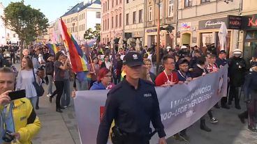 شاهد: الشرطة البولندية تستخدم الغاز المسيل للدموع لحماية مسيرة للمثليين