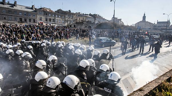 Tensión entre policía y ultraderecha polaca en una marcha LGTBI Tensión entre policía y ultraderecha polaca en una marcha LGTBI