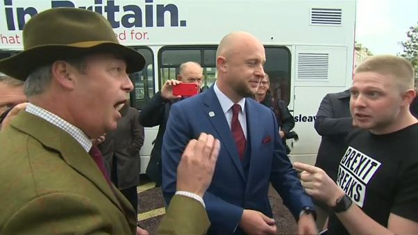 Επεισόδιο Φάρατζ με πολέμιο του Brexit μπροστά στις κάμερες Επεισόδιο Φάρατζ με πολέμιο του Brexit μπροστά στις κάμερες