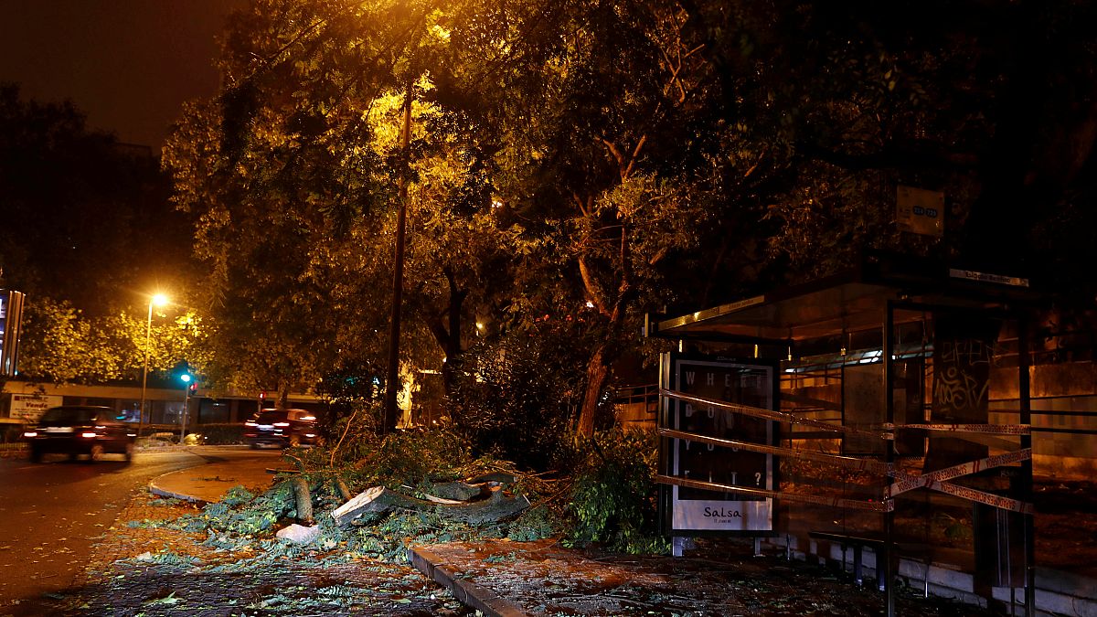 Tempestade Leslie deixa rasto de destruição no centro do país