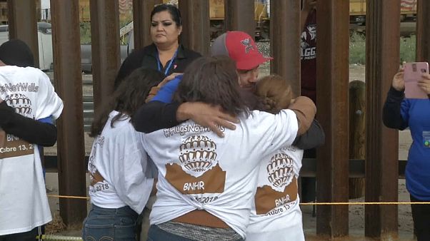 Abrazos de tres minutos en la frontera de México Abrazos de tres minutos en la frontera de México