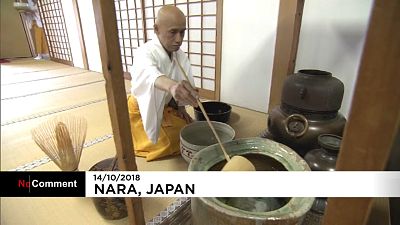 شاهد: 50 يابانيا يرتشفون الشاي من فنجان عملاق في تقليد عمره 780 سنة