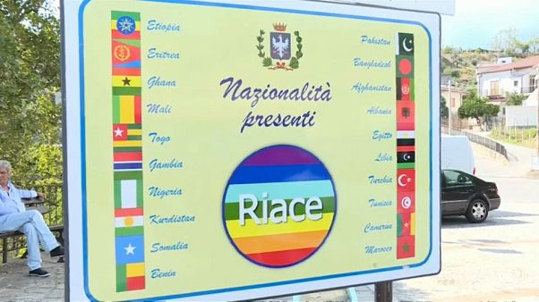 Salvini redistribuirá a los solicitantes de asilo del pueblo de Riace Salvini redistribuirá a los solicitantes de asilo del pueblo de Riace