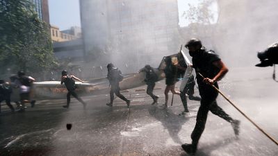 اشتباكات عنيفة بين مجموعة مابوتشي والشرطة في تشيلي في يوم كولومبوس