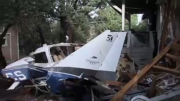 Lakóházra zuhant egy repülőgép Lakóházra zuhant egy repülőgép