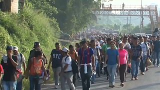 Miles de hondureños marchan a pie hacia Estados Unidos