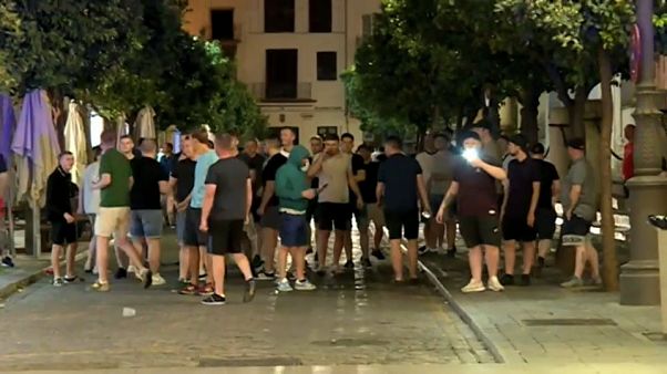 Disturbios y destrozos en Sevilla a manos de aficionados ingleses Disturbios y destrozos en Sevilla a manos de aficionados ingleses