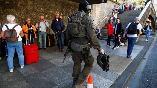 إطلاق نار واحتجاز رهينة في محطة القطار الرئيسية في كولونيا إطلاق نار واحتجاز رهينة في محطة القطار الرئيسية في كولونيا